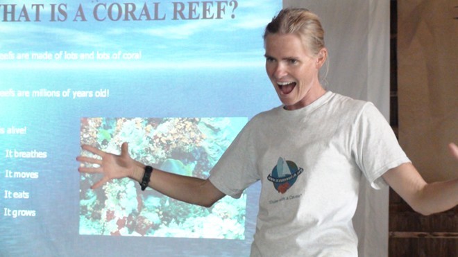 Teaching coral reef ecology - Volunteer story © OceanWatch